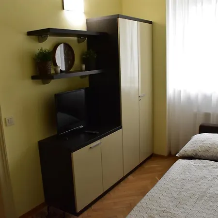 Apartment Vikroria - Halkova 5 Prague Exterior photo