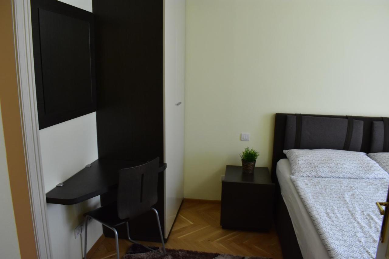 Vikroria - Halkova 5 * Prague